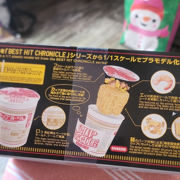 Cup Noodle Model Kit - Red and White - Picture 2 of 5